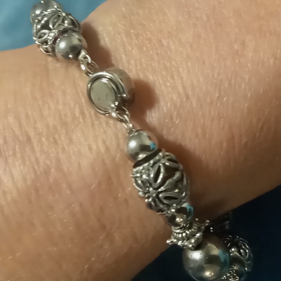 Metal beaded bracelet with a magnetic clasp.size 8 - Picture 4 of 4